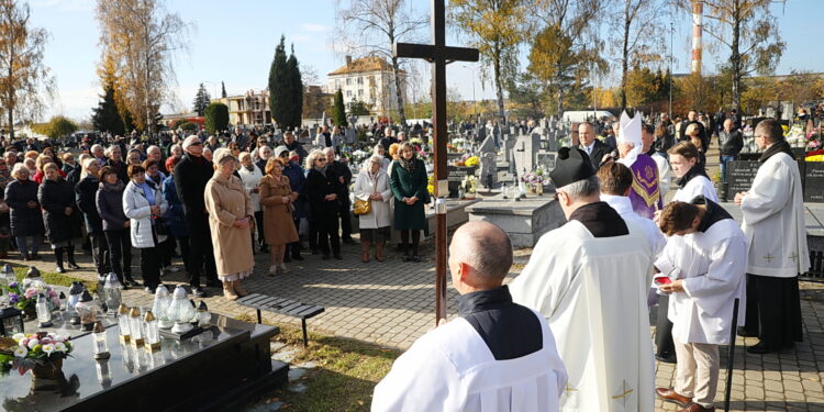 01.11.2025. Kielce. Cmentarz Piaski. Wszystkich Świętych. Msza Święta / Fot. Wiktor Taszłow - Radio Kielce