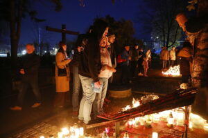 01.11.2025. Kielce. Cmentarz Stary nocą / Fot. Wiktor Taszłow - Radio Kielce