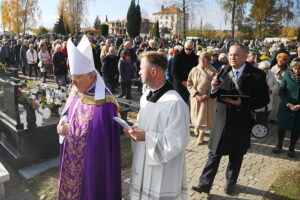 01.11.2025. Kielce. Cmentarz Piaski. Wszystkich Świętych. Msza Święta / Fot. Wiktor Taszłow - Radio Kielce