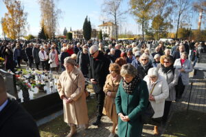 01.11.2025. Kielce. Cmentarz Piaski. Wszystkich Świętych. Msza Święta / Fot. Wiktor Taszłow - Radio Kielce