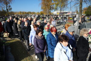 01.11.2025. Kielce. Cmentarz Piaski. Wszystkich Świętych. Msza Święta / Fot. Wiktor Taszłow - Radio Kielce