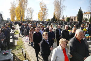 01.11.2025. Kielce. Cmentarz Piaski. Wszystkich Świętych. Msza Święta / Fot. Wiktor Taszłow - Radio Kielce