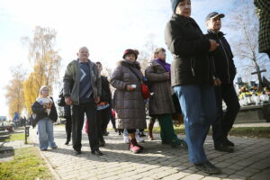 01.11.2025. Kielce. Cmentarz Piaski. Wszystkich Świętych. Msza Święta / Fot. Wiktor Taszłow - Radio Kielce
