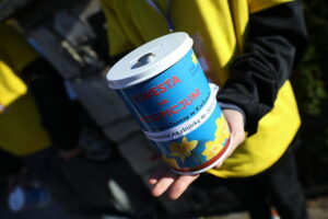 Młodzi ludzie wspierają hospicjum Caritas - Radio Kielce