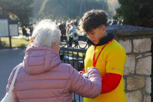 Młodzi ludzie wspierają hospicjum Caritas