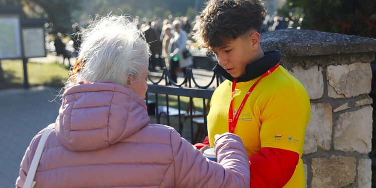 Młodzi ludzie wspierają hospicjum Caritas