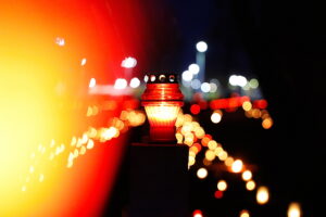 01.11.2025. Kielce. Cmentarz Stary nocą / Fot. Wiktor Taszłow - Radio Kielce