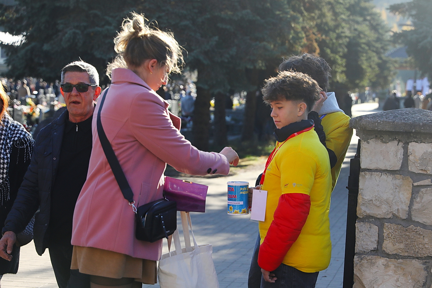 Młodzi ludzie wspierają hospicjum Caritas