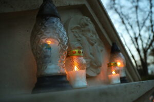 01.11.2025. Kielce. Cmentarz Stary nocą / Fot. Wiktor Taszłow - Radio Kielce