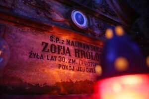 01.11.2025. Kielce. Cmentarz Stary nocą / Fot. Wiktor Taszłow - Radio Kielce