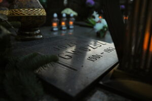 01.11.2025. Kielce. Cmentarz Stary nocą / Fot. Wiktor Taszłow - Radio Kielce