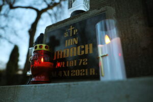 01.11.2025. Kielce. Cmentarz Stary nocą / Fot. Wiktor Taszłow - Radio Kielce