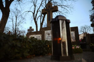 01.11.2025. Kielce. Cmentarz Stary nocą / Fot. Wiktor Taszłow - Radio Kielce