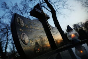 01.11.2025. Kielce. Cmentarz Stary nocą / Fot. Wiktor Taszłow - Radio Kielce