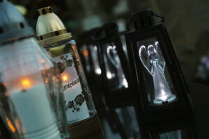 01.11.2025. Kielce. Cmentarz Stary nocą / Fot. Wiktor Taszłow - Radio Kielce