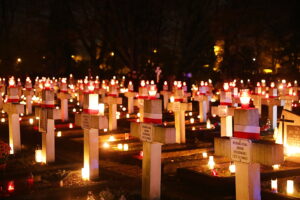 01.11.2025. Kielce. Cmentarz Stary nocą / Fot. Wiktor Taszłow - Radio Kielce