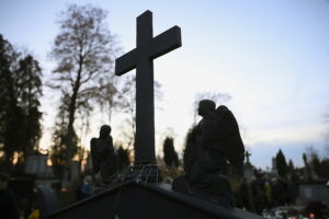 01.11.2025. Kielce. Cmentarz Stary nocą / Fot. Wiktor Taszłow - Radio Kielce