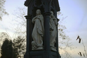 01.11.2025. Kielce. Cmentarz Stary nocą / Fot. Wiktor Taszłow - Radio Kielce