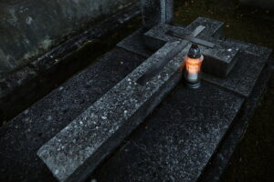 01.11.2025. Kielce. Cmentarz Stary nocą / Fot. Wiktor Taszłow - Radio Kielce