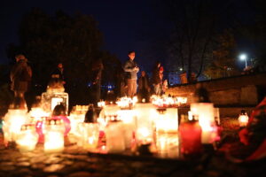 01.11.2025. Kielce. Cmentarz Stary nocą / Fot. Wiktor Taszłow - Radio Kielce