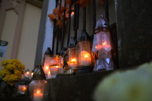 01.11.2025. Kielce. Cmentarz Stary nocą / Fot. Wiktor Taszłow - Radio Kielce