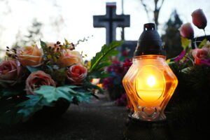 01.11.2025. Kielce. Cmentarz Stary nocą / Fot. Wiktor Taszłow - Radio Kielce