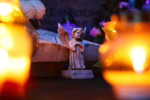 01.11.2025. Kielce. Cmentarz Stary nocą / Fot. Wiktor Taszłow - Radio Kielce