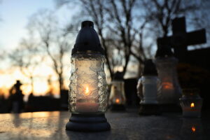 01.11.2025. Kielce. Cmentarz Stary nocą / Fot. Wiktor Taszłow - Radio Kielce