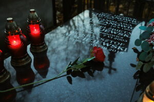 01.11.2025. Kielce. Cmentarz Stary nocą / Fot. Wiktor Taszłow - Radio Kielce