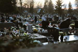 01.11.2025. Kielce. Cmentarz Stary nocą / Fot. Wiktor Taszłow - Radio Kielce