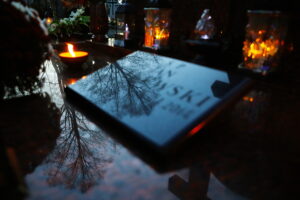 01.11.2025. Kielce. Cmentarz Stary nocą / Fot. Wiktor Taszłow - Radio Kielce