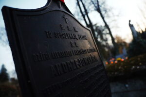 01.11.2025. Kielce. Cmentarz Stary nocą / Fot. Wiktor Taszłow - Radio Kielce