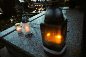 01.11.2025. Kielce. Cmentarz Stary nocą / Fot. Wiktor Taszłow - Radio Kielce