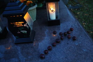 01.11.2025. Kielce. Cmentarz Stary nocą / Fot. Wiktor Taszłow - Radio Kielce