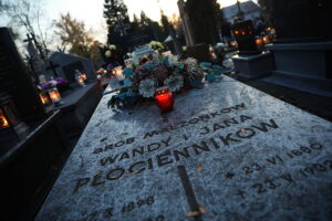 01.11.2025. Kielce. Cmentarz Stary nocą / Fot. Wiktor Taszłow - Radio Kielce