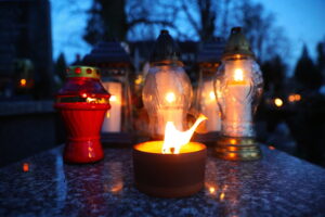 01.11.2025. Kielce. Cmentarz Stary nocą / Fot. Wiktor Taszłow - Radio Kielce