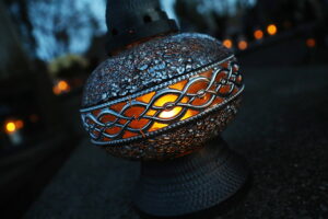 01.11.2025. Kielce. Cmentarz Stary nocą / Fot. Wiktor Taszłow - Radio Kielce