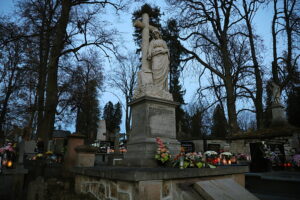 01.11.2025. Kielce. Cmentarz Stary nocą / Fot. Wiktor Taszłow - Radio Kielce