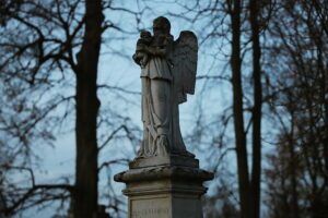 01.11.2025. Kielce. Cmentarz Stary nocą / Fot. Wiktor Taszłow - Radio Kielce