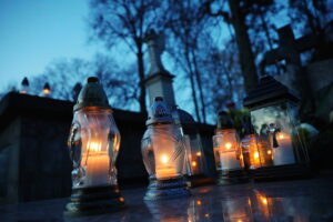 01.11.2025. Kielce. Cmentarz Stary nocą / Fot. Wiktor Taszłow - Radio Kielce