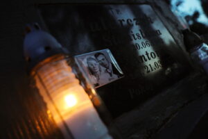 01.11.2025. Kielce. Cmentarz Stary nocą / Fot. Wiktor Taszłow - Radio Kielce