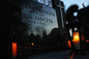 01.11.2025. Kielce. Cmentarz Stary nocą / Fot. Wiktor Taszłow - Radio Kielce