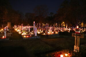 01.11.2025. Kielce. Cmentarz Stary nocą / Fot. Wiktor Taszłow - Radio Kielce