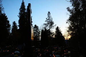 01.11.2025. Kielce. Cmentarz Stary nocą / Fot. Wiktor Taszłow - Radio Kielce