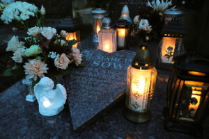 01.11.2025. Kielce. Cmentarz Stary nocą / Fot. Wiktor Taszłow - Radio Kielce