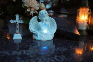 01.11.2025. Kielce. Cmentarz Stary nocą / Fot. Wiktor Taszłow - Radio Kielce