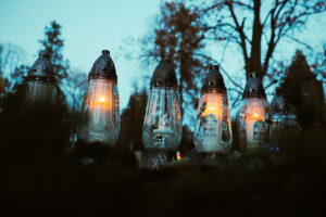 01.11.2025. Kielce. Cmentarz Stary nocą / Fot. Wiktor Taszłow - Radio Kielce