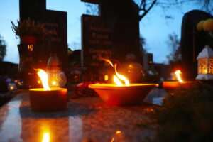 01.11.2025. Kielce. Cmentarz Stary nocą / Fot. Wiktor Taszłow - Radio Kielce