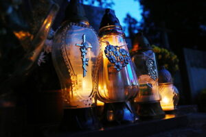 01.11.2025. Kielce. Cmentarz Stary nocą / Fot. Wiktor Taszłow - Radio Kielce