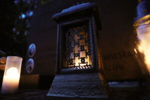 01.11.2025. Kielce. Cmentarz Stary nocą / Fot. Wiktor Taszłow - Radio Kielce